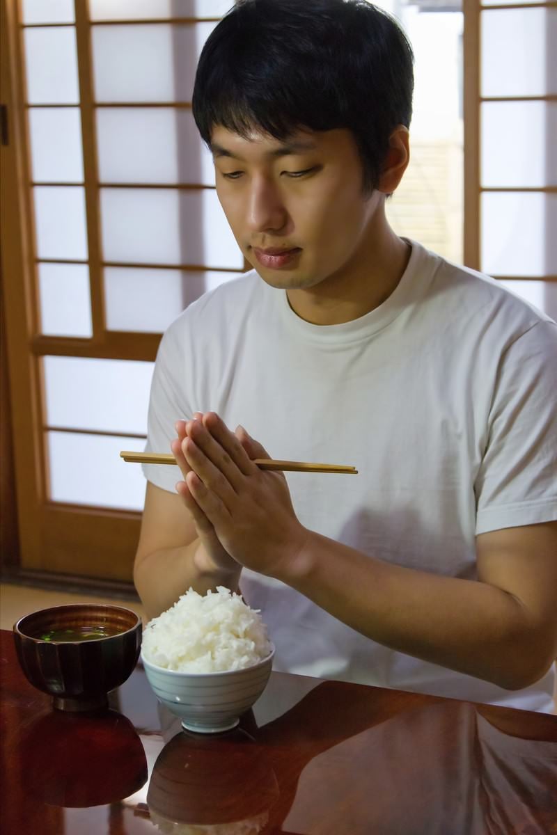 和室でご飯とみそ汁を食べるの写真