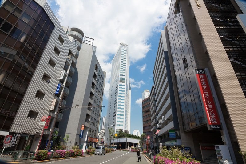 代々木駅前の建物の写真