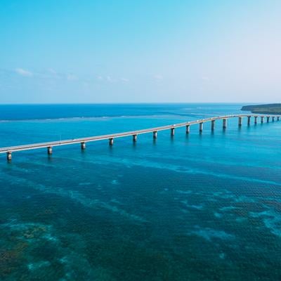 来間島を結ぶ来間大橋の写真