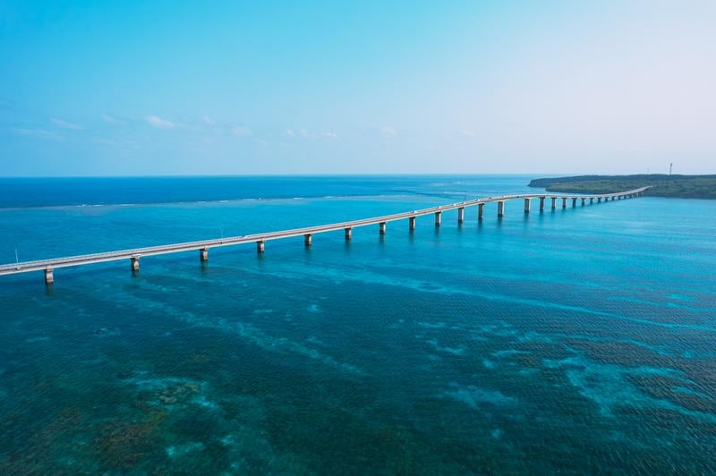 来間島を結ぶ来間大橋の写真