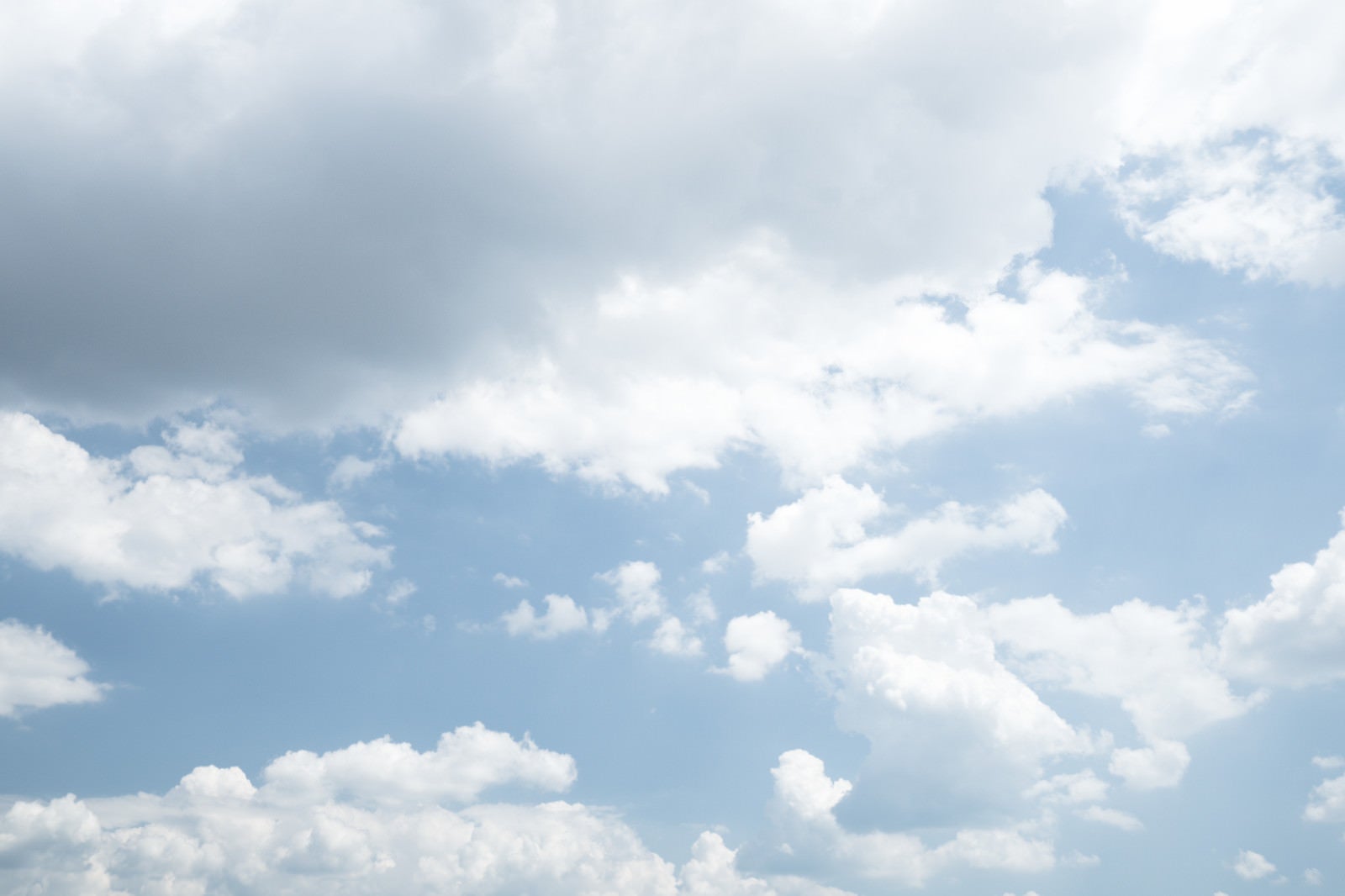 「雲が出てきた空」の写真