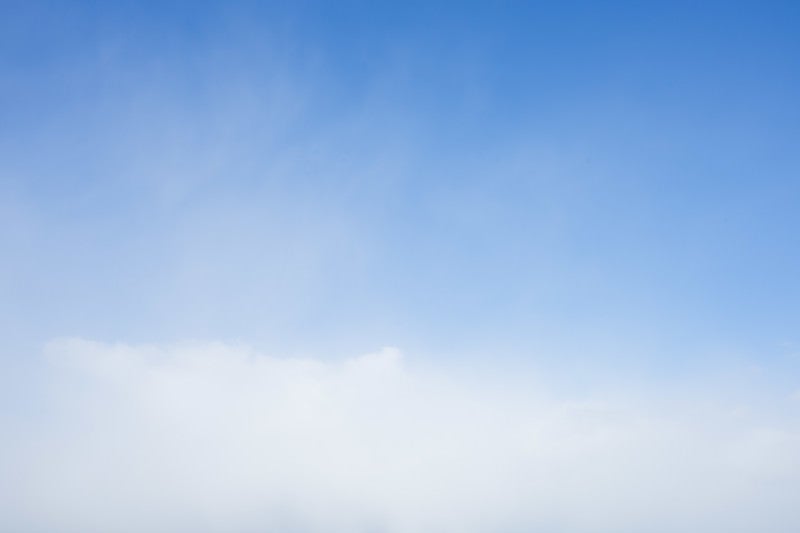 空が雲で霞むの写真