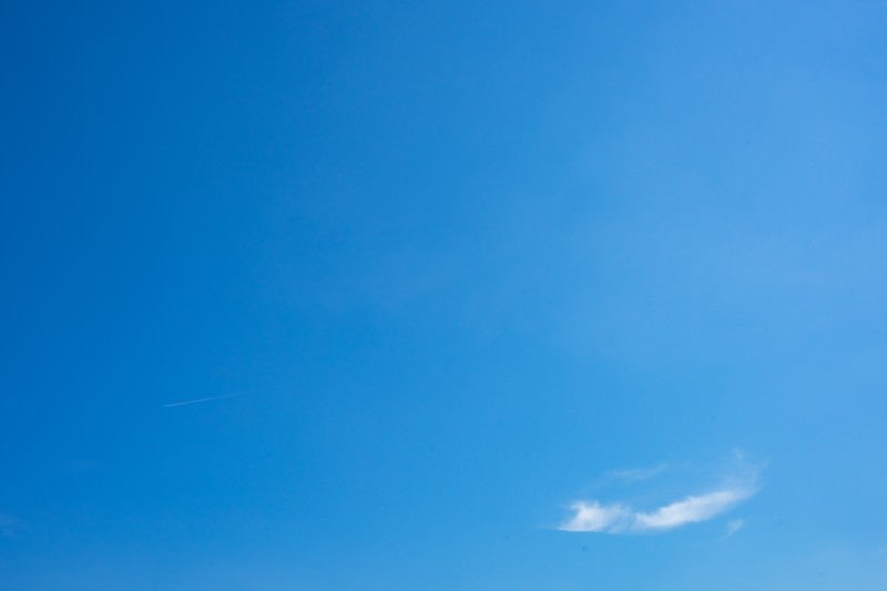 青い空とちょこんと雲の写真