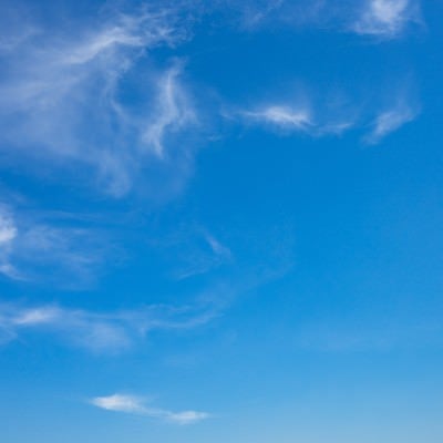 ちぎれた雲と空の写真