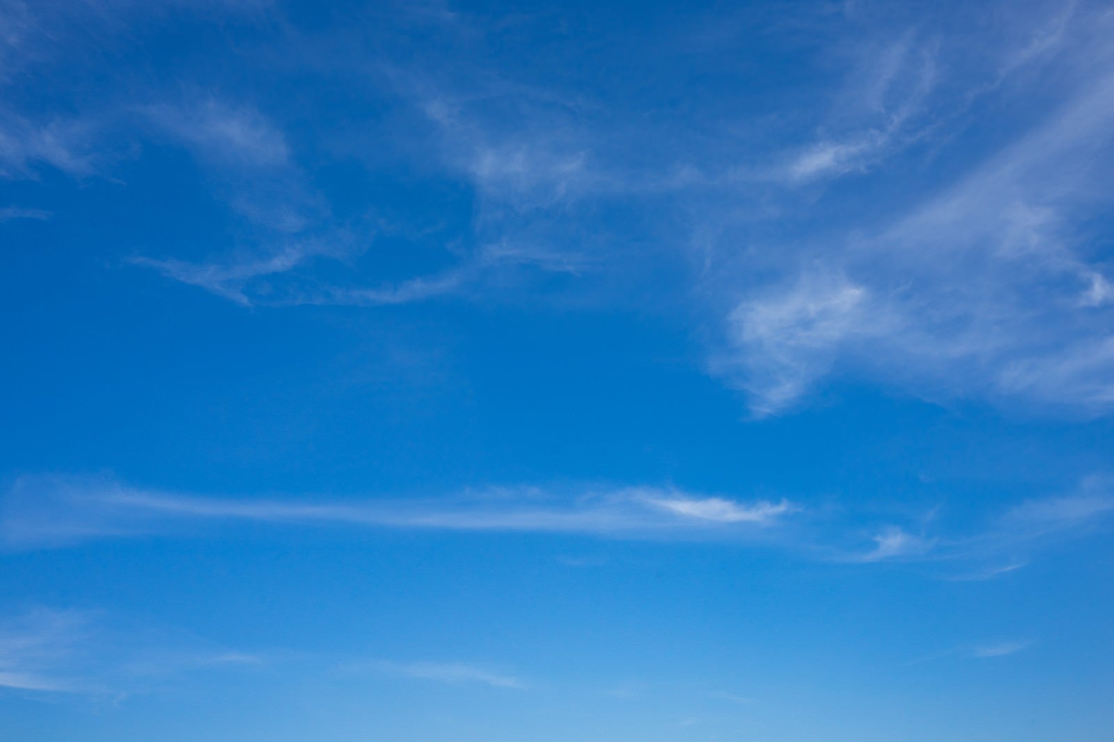 「薄い雲と晴れた空」の写真