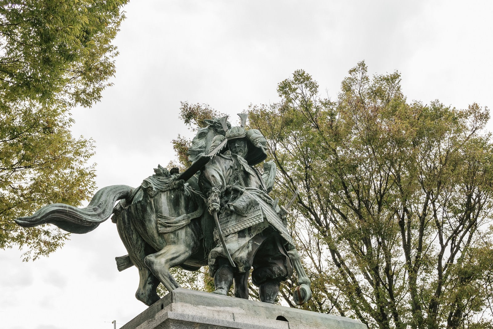 「大刀洗公園と菊池武光像」の写真