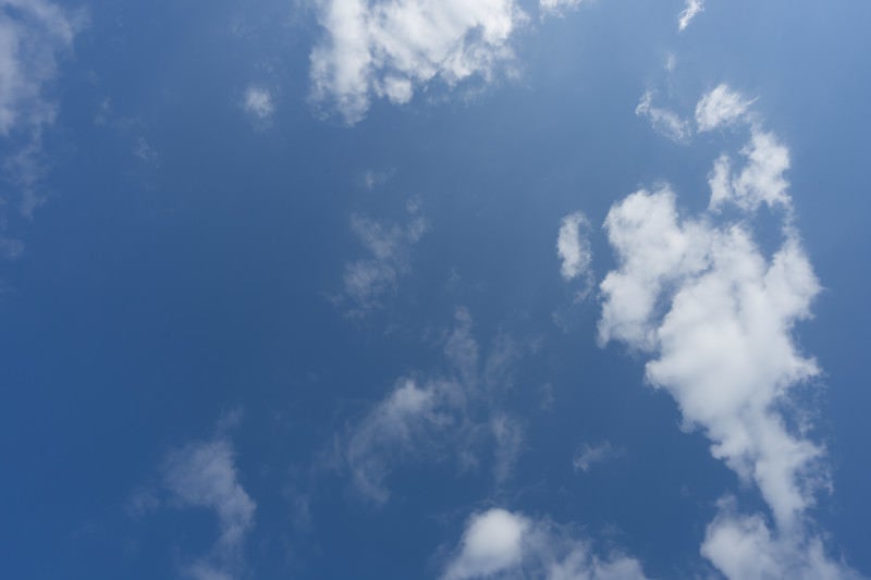 よく晴れた日の空と雲の写真