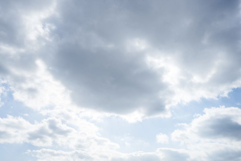 太陽が雲に隠れるの写真