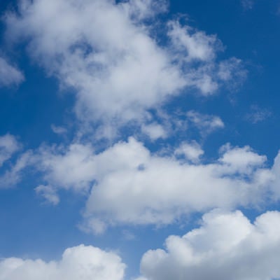 青空とまばらな雲の写真