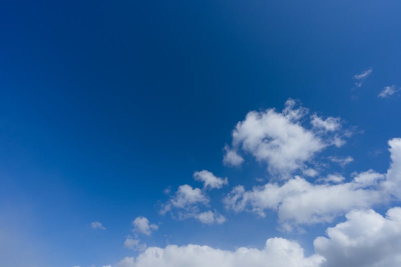 青空に雲の写真