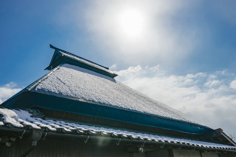 屋根に薄っすら雪が残るの写真