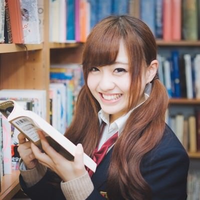 おすすめの本を教えてくれる文学少女の写真