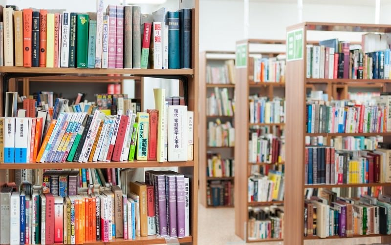 学校の図書室の写真