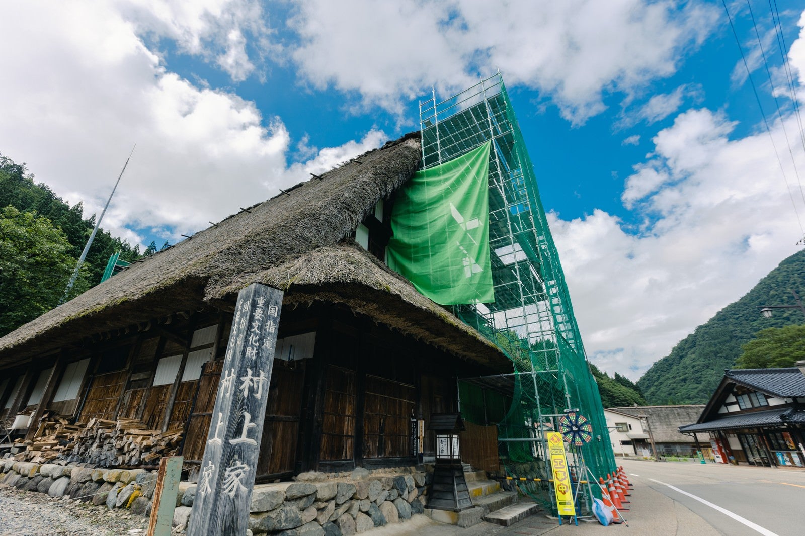 「村上家葺き替え工事用足場（富山県南砺市）」の写真