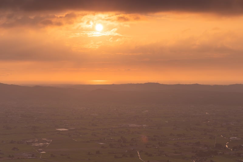 夕焼けと散居村の写真