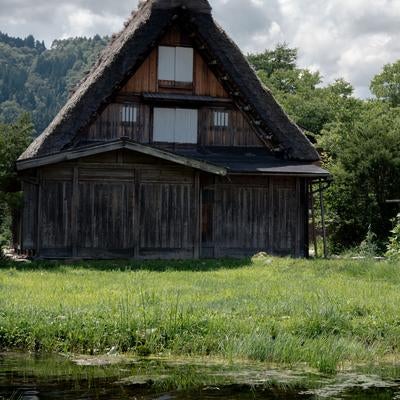 岐阜県白川郷にある合掌作りの家の写真