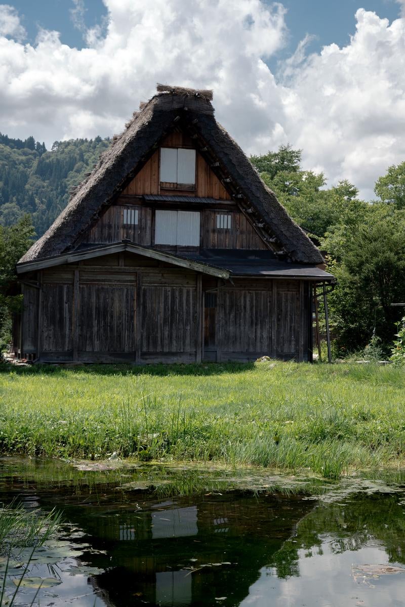 「岐阜県白川郷にある合掌作りの家」の写真