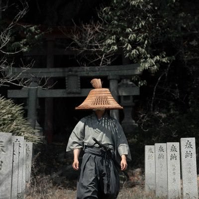 大和田稲荷神社を後にする侍の写真