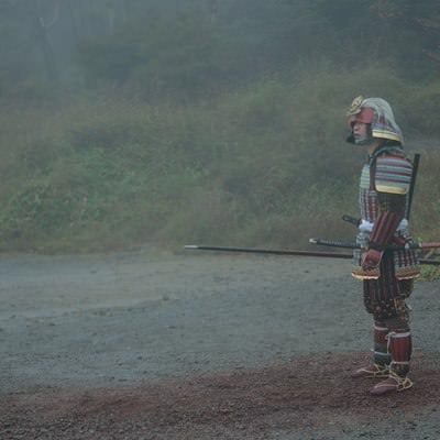 呆然と立ち尽くす当世具足を纏う武士の写真