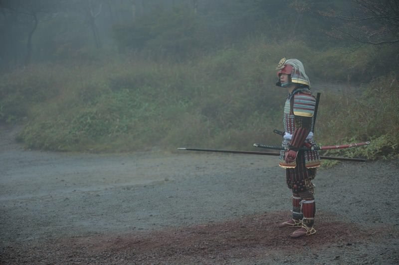 呆然と立ち尽くす当世具足を纏う武士の写真