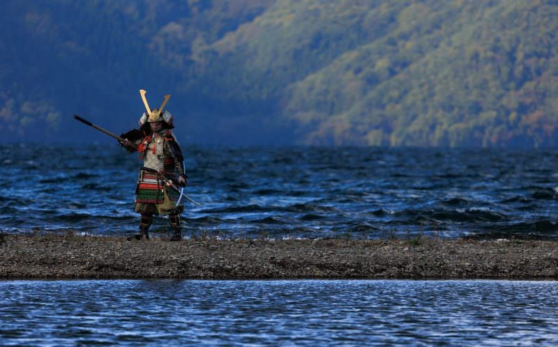 荒れる波と大鎧を纏う武士の写真