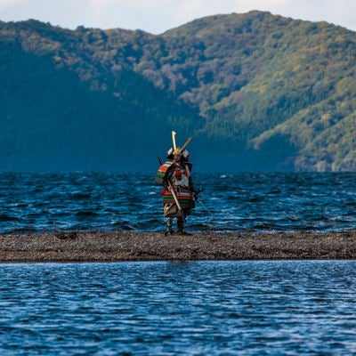 中州で大鎧を纏う武士の写真