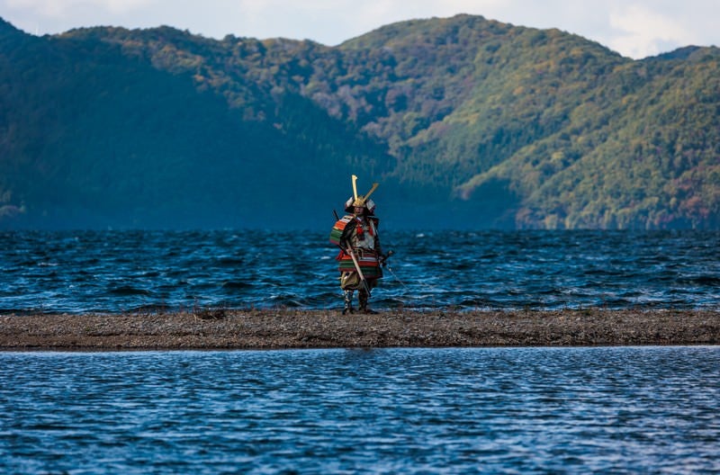 中州で大鎧を纏う武士の写真