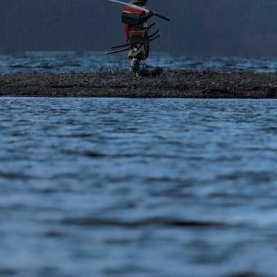 刀を肩に担いで大鎧で武装する侍の写真