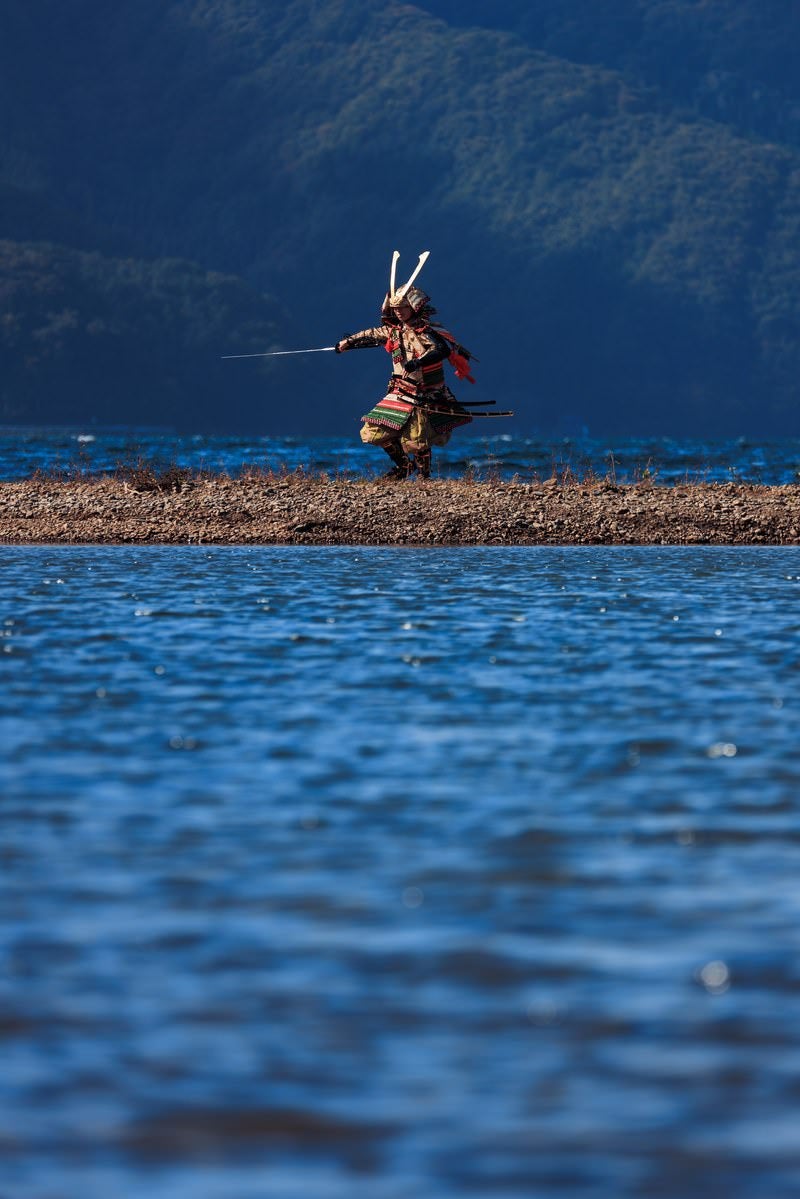 「刀を振り回す武士」の写真［モデル：まーこ］