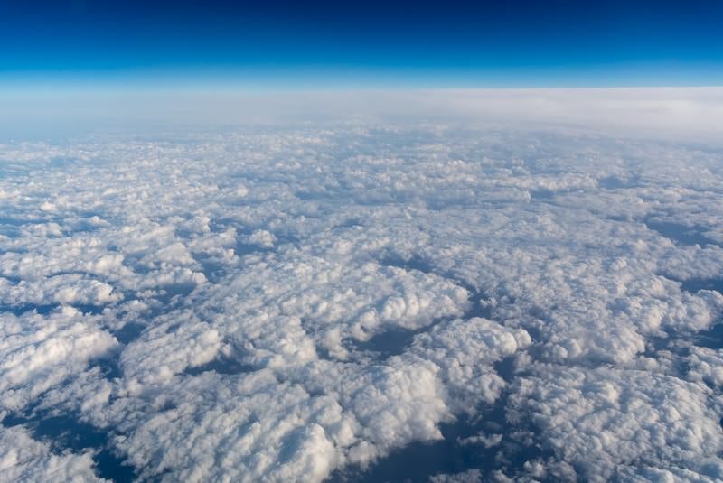 眼下に広がる雲の写真