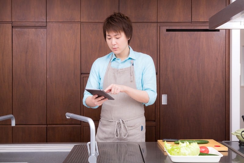 本日の献立を確認する料理男子の写真