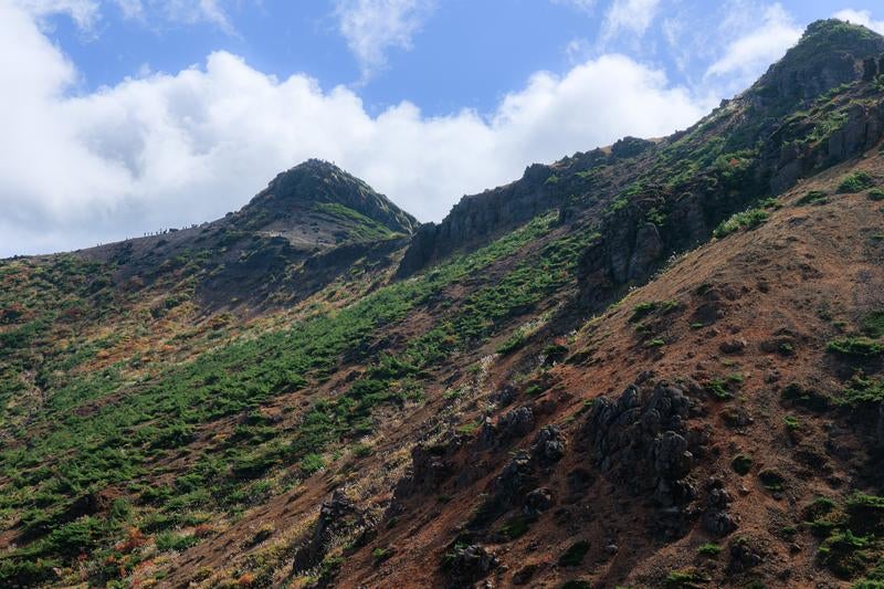 安達太良山の山肌に見る自然の力と美の写真