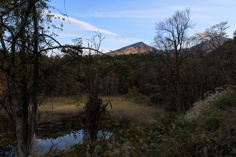 磐梯山と水面に反映される青空の写真