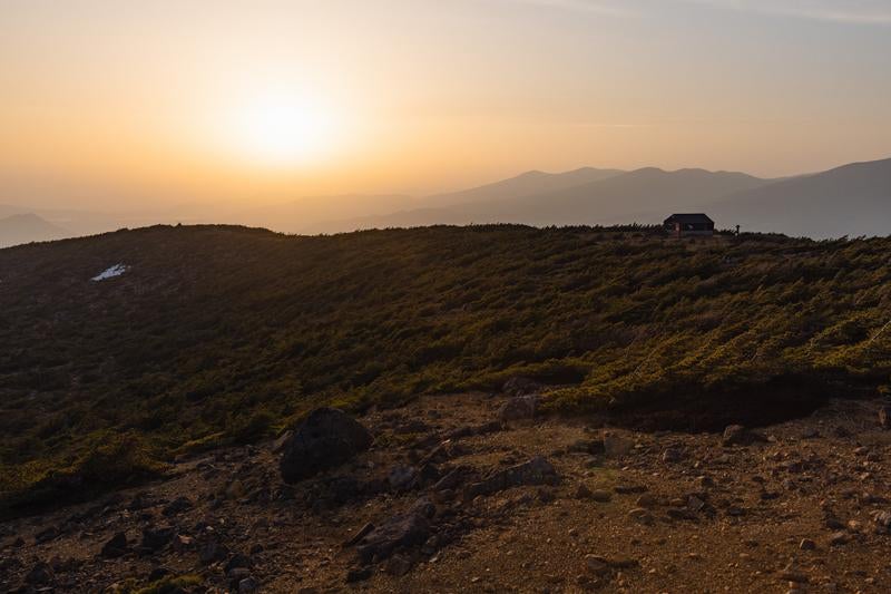 夕焼けの鉄山避難小屋、夕日が作り出す山の美の写真