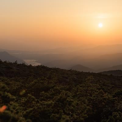 鉄山避難小屋で見る夕日の風情の写真