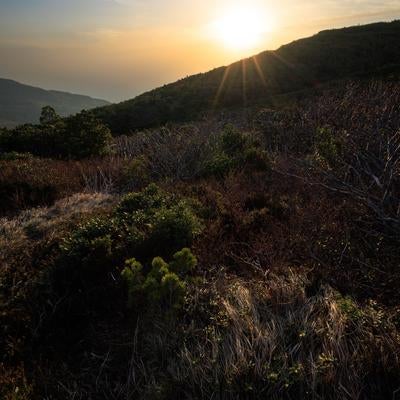 鉄山避難小屋周辺の日没前の夕暮れの写真