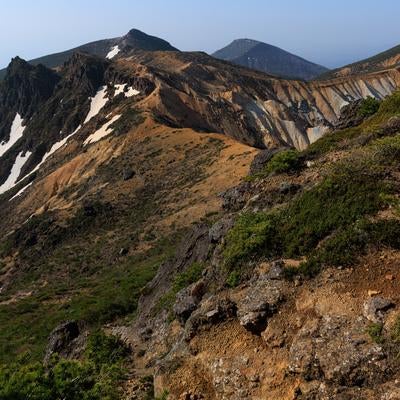 矢筈森の新緑と稜線の調和の写真