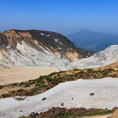 荒涼と自然が調和する沼ノ平火口の写真