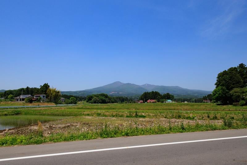 安達太良山の新緑、田んぼから望む春の遠景の写真