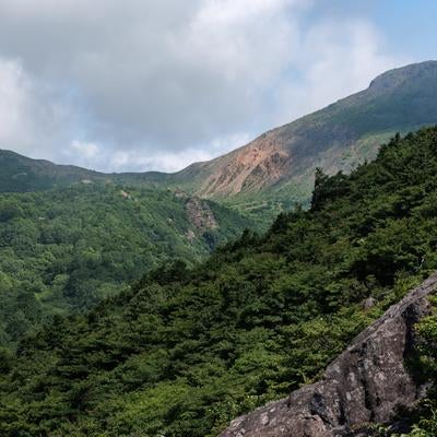 稜線と磐梯山に落ちる雲の影の写真