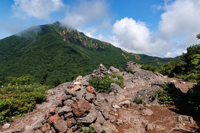 ケルンが案内する磐梯山への道の写真