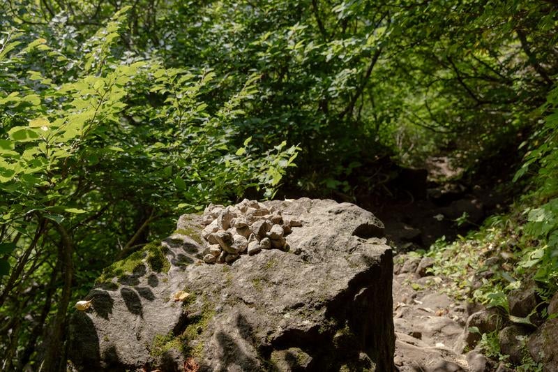 磐梯山の自然豊かな登山道脇のケルンの写真