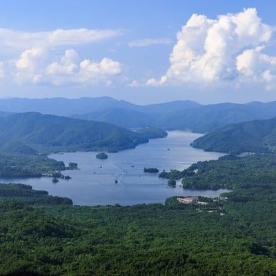 磐梯山からの壮観、登山道を通じて見る檜原湖の美の写真