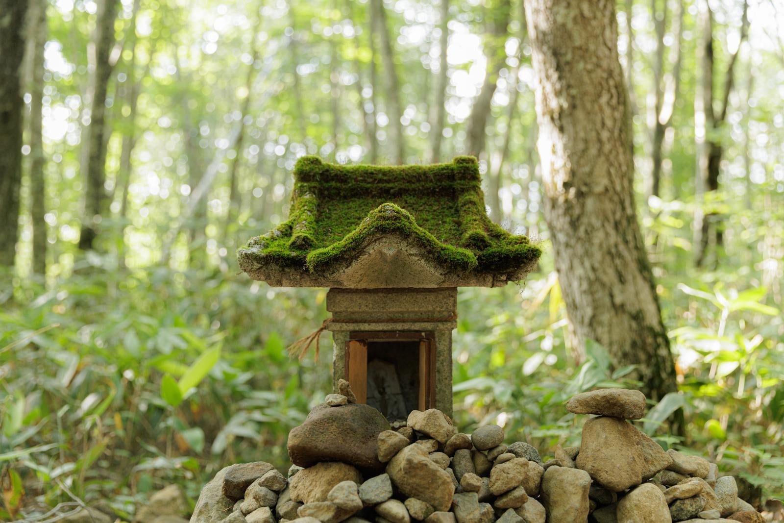 「磐梯山の自然信仰、八方台登山口の祠と積み石」の写真