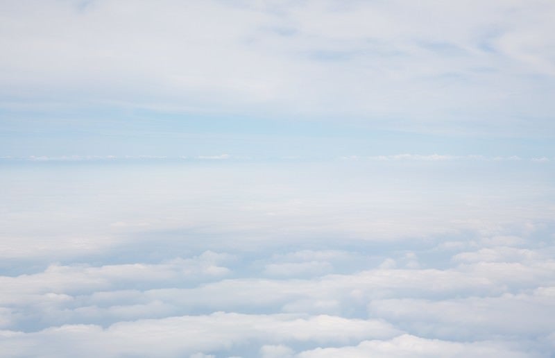 雲を抜けて上空の写真