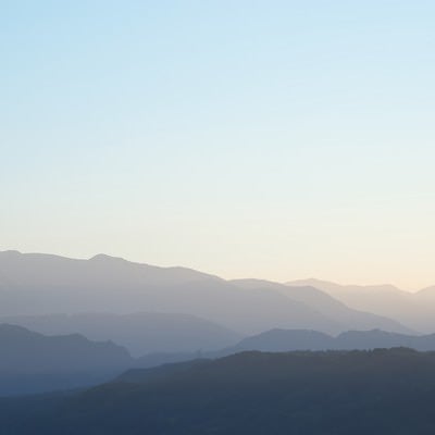 霧深い山々の写真