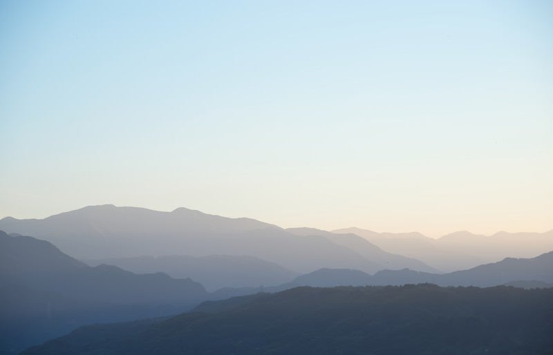 霧深い山々の写真