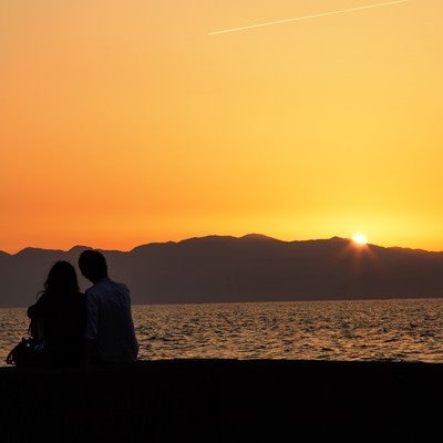 夕暮れとカップルの写真