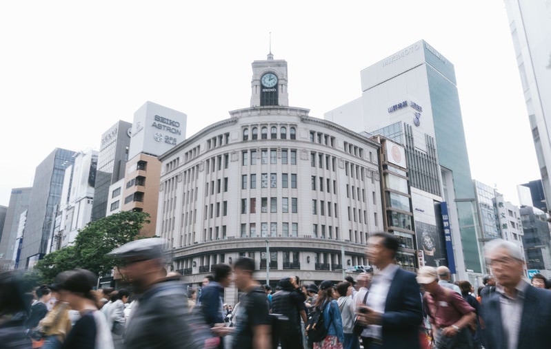 人であふれる銀座の4丁目交差点-和光時計台の写真