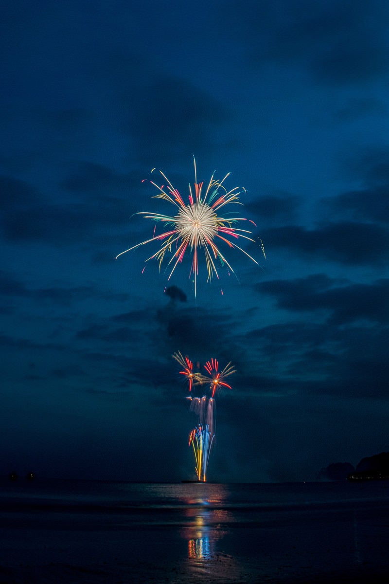 花火大会を砂浜で撮影の写真